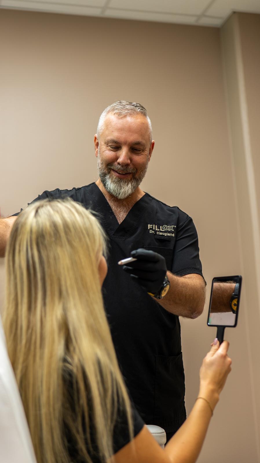 Tom Haugland fra Fillox gennemgår en behandling sammen med en klient i klinikken
